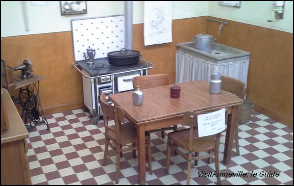 Une ancienne cuisine avec du mobilier des années 60-70 au musée de Neufchef