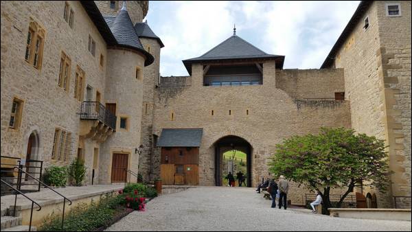 5-chateau-malbrouck-cour