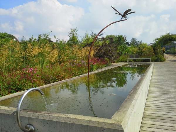 La libellule est une oeuvre d'Emmanuel Perrin. Elle veille sur le bassin du jardin des Epicuriens