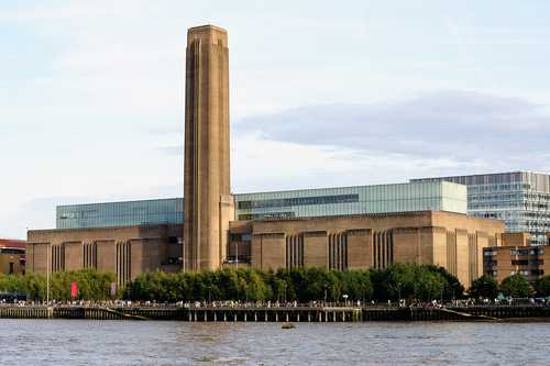 La Tate Modern est un musée d'art moderne. Elle est située à Londres, 4.9 millions de visiteurs