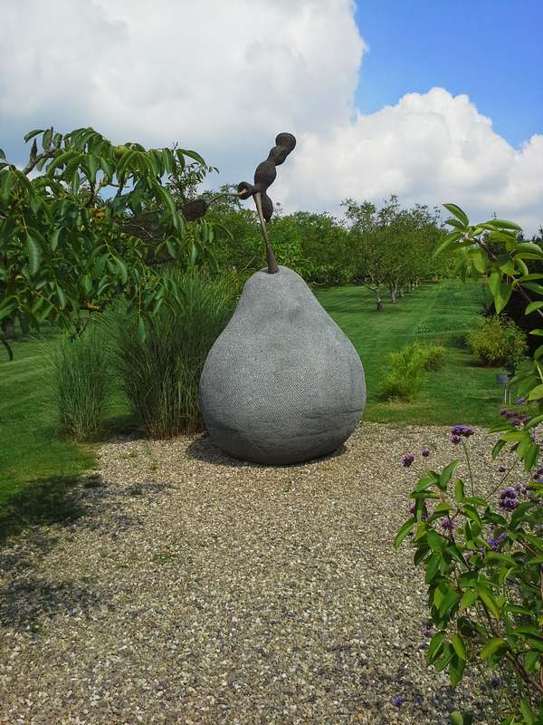 La poire est une autre sculpture de Claude Pasquer