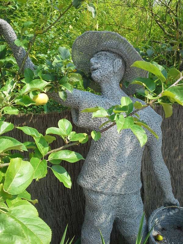 Oeuvre de Claude Pasquer, le Cueilleur se promène dans les allées du jardin