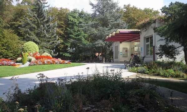 La cure St Eloy se situe au milieu du bois de Coulange