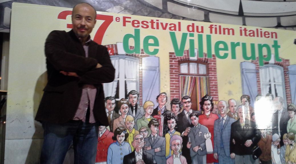 Roger Abiza a Villerupt, devant l'affiche du 37ème festival du film Italien