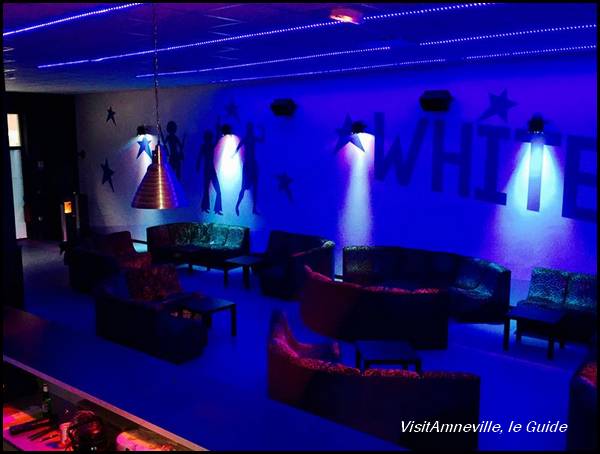 discotheque-bar-white-blue-clouange